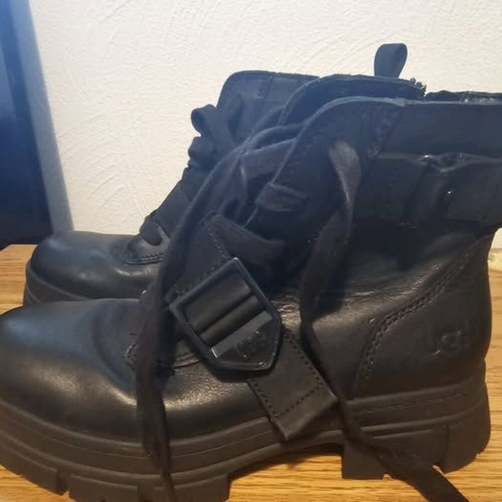UGG Ashton Lace-Up Boots Black Women's Size 8 - Like New